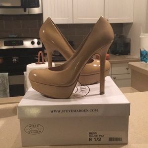Nude/blush pumps
